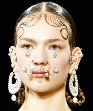 Лжепирсинг на показе Givenchy.