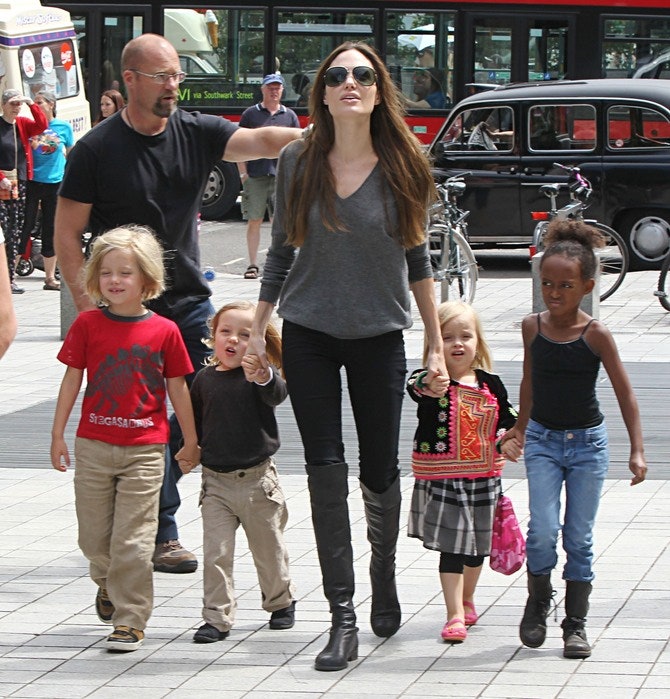 Анджелина Джоли с дочерьми Шайло Вивьен и Захарой и сыном Ноксом в Лондоне в июле 2011 года