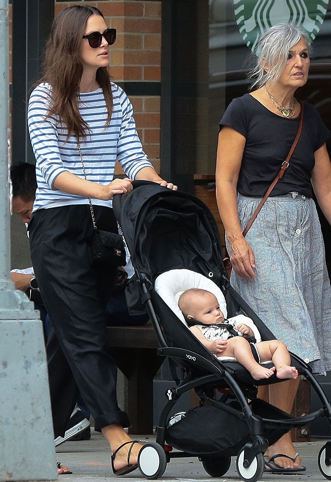 Фото Киры Найтли с дочерью мужем и матерью на прогулке | Tatler