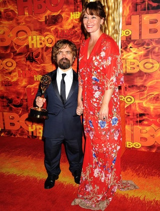 Питер Динклэйдж с наградой «Лучший актер второго плана» и его супруга Эрика.
