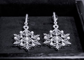 Один из лотов аукциона — серьги Axenoff Jewelry.