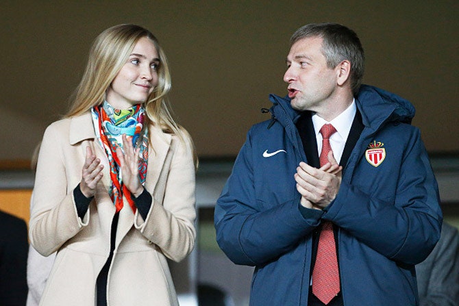 Дмит­рий Рыболовлев с нынешней подругой Анной Барсуковой на футбольном матче в Монако