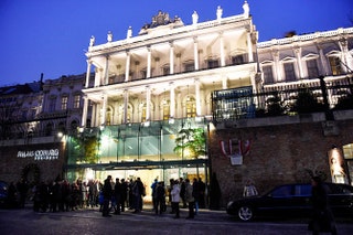 Свадебный банкет прошел в Золотом зале отеля Palais Coburg расположенного в самом сердце Вены.