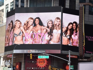 Рекламный постер Victoria's Secret для которого позировали новые «ангелы».