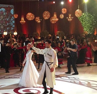 Анна и Давид исполнили традиционный грузинский свадебный танец.