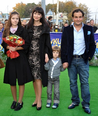 Анастасия Гришаева с мамой Нонной Гришаевой братом Ильей и отчимом Александром Нестеровым.
