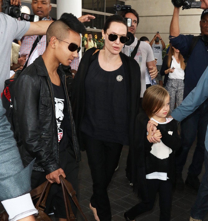 Анджелина Джоли и Брэд Питт с детьми в аэропорту ЛосАнджелеса