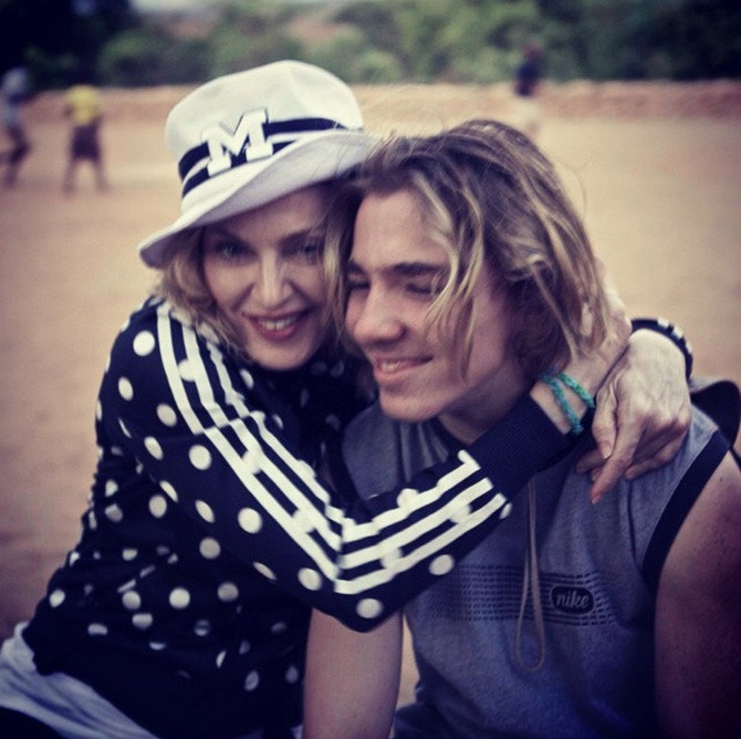 Рокко с матерью в Малави в 2014 году