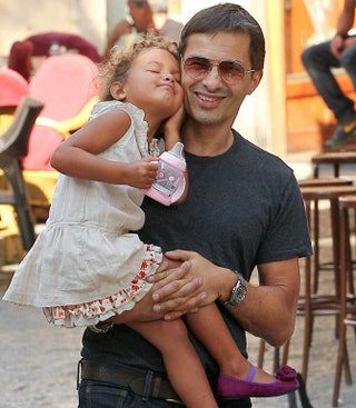 Оливье Мартинес с крошкой Налой Ариэлой дочерью Халли Берри от манекенщика Гэбриеля Обри.