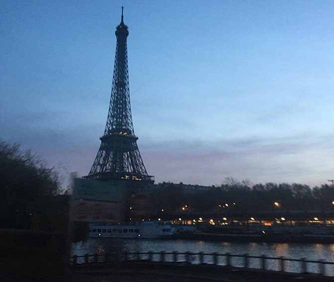 Эйфелева башня в Париже сегодня в 0730 утра