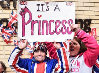 Ликующие британцы приветствуют новорожденную принцессу.