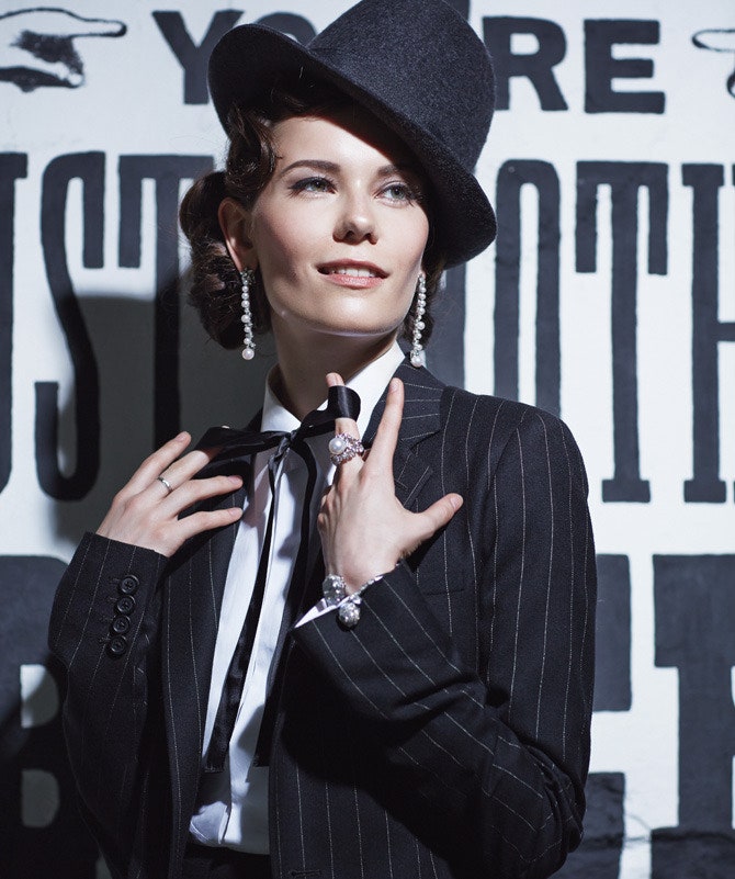 Дарья Авратинская в жакете и рубашке Ralph Lauren шляпе By Malene Birger и украшениях Chanel Joaillerie