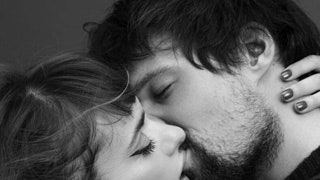 Данила Козловский и Ольга Зуева целуются фото для проекта Summer of Love Арсения Джабиева | Tatler