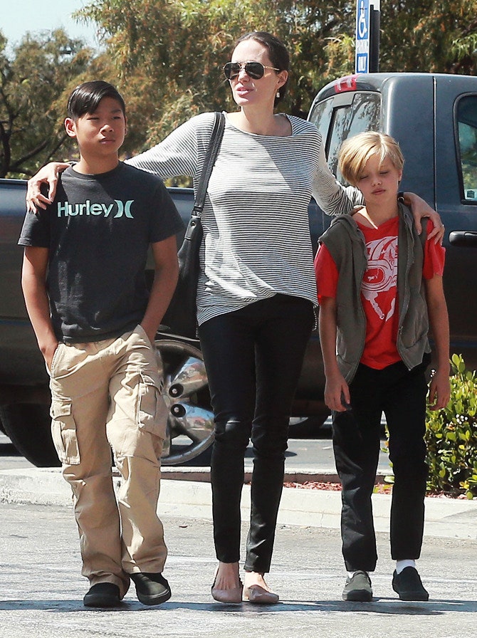 Анджелина Джоли и Брэд Питт на прогулке с сыном и дочерью