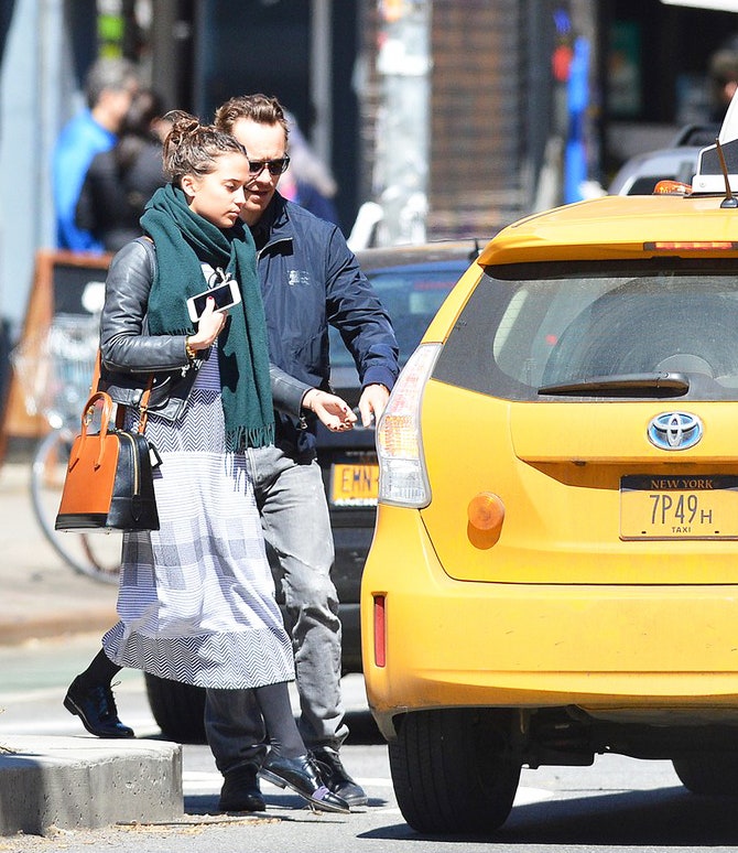 Майкл Фассбендер и Алисия Викандер на прогулке в НьюЙорке
