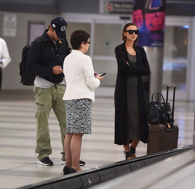 Брэдли Купер и Ирина Шейк в аэропорту НьюЙорка перед отлетом в АтлантикСити