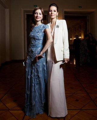 Александра Скамницкая в Tony Ward Couture и Дарья Спиридонова в Dior.