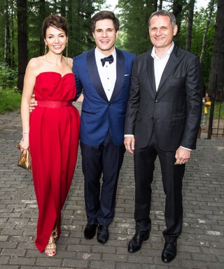 Жених Михаил Таранов с мамой Юлией в Lanvin и папой Олегом.