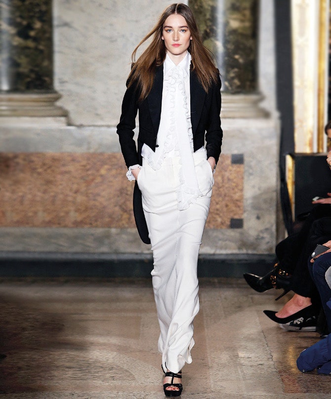 Блузка с оборками и белая юбка с показа Emilio Pucci