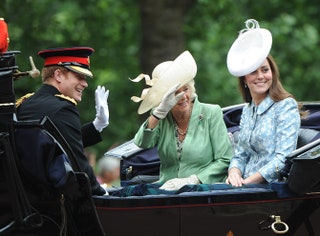 Принц Гарри герцогиня Камилла и герцогиня Кэтрин.