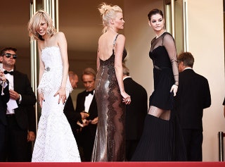 Су Джу Пак в Oscar de la Renta Лара Стоун в винтажном Versace и Барбара Палвин в Versace.