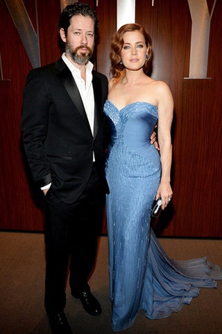 Эми Адамс в Atelier Versace и ее муж Даррен Ле Галло.