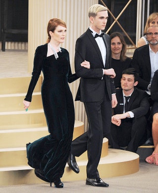 Габриель ДэйЛьюис с  Джулианной Мур на показе Chanel Haute Couture в Париже.
