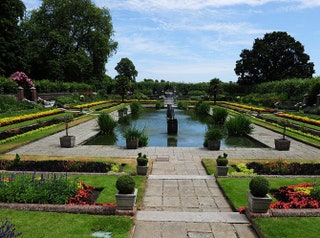 Сад Кенсингтонского дворца где отгремел свадебный банкет.