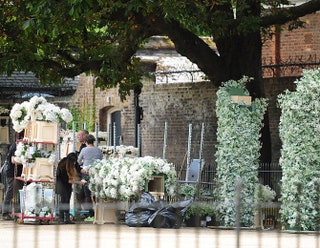 Последние приготовления к свадьбе в оранжерее Кенсингтонского дворца.