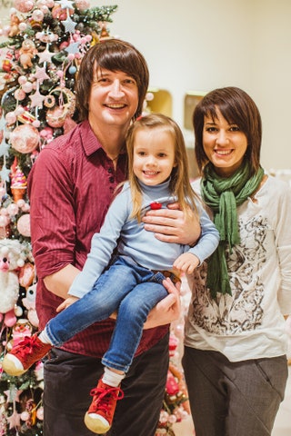 Дмитрий и Мария Притула с дочерью Оливией.