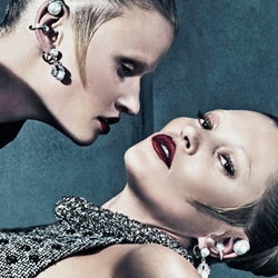 Какие нежности: Кейт Мосс и Лара Стоун в рекламе Balenciaga