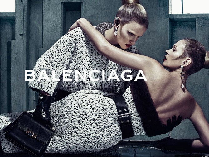 Какие нежности Кейт Мосс и Лара Стоун в рекламе Balenciaga