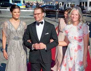 Кронпринцесса Швеции Виктория с супругом Даниэлем и кронпринцесса Норвегии МеттеМарит.