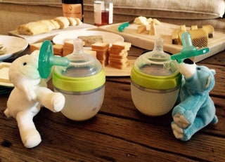 Фото молочных бутылочек из Twitter Зои Салдана.