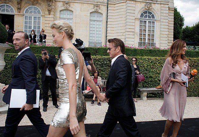 Шарлиз Терон и Шон Пенн на показе Dior на Неделе Высокой моды в Париже