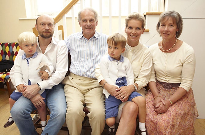 Александра Толстая с родителями Сергеем Пугачевым и сыновьями в Лондоне