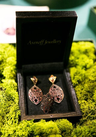Серьги и кольцо Axenoff Jewellery из коллекции посвященной Праге. При создании украшений использовались гранаты из...