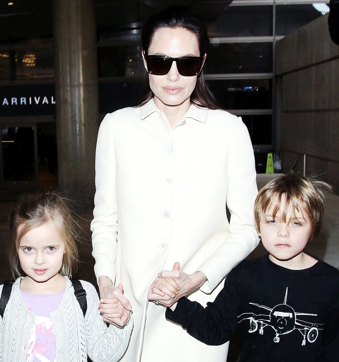 Анджелина Джоли с детьми в аэропорту ЛосАнджелеса
