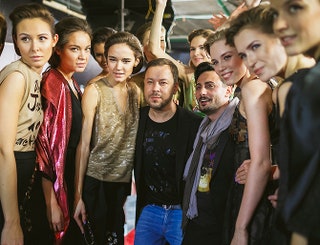 Игорь Чапурин со своими моделями за кулисами шоу.