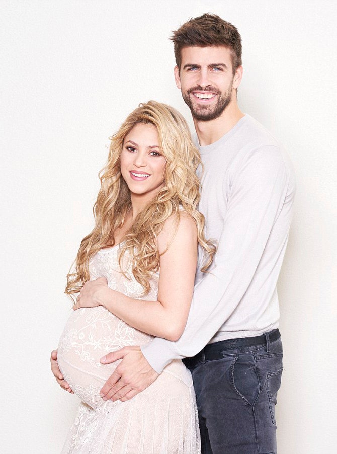 Беременная Шакира на фото с семьей