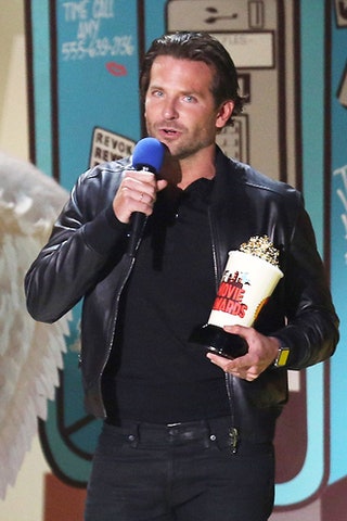 Брэдли Купер с призом «Лучший актер» за роль в фильме «Снайпер».