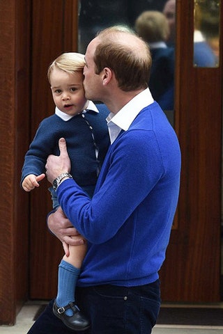 Принц Уильям с маленьким принцем Георгом на руках.