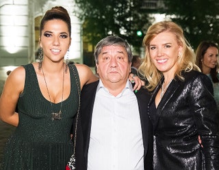 Рашид Сардаров с женой Марианной и дочерью Викторией.