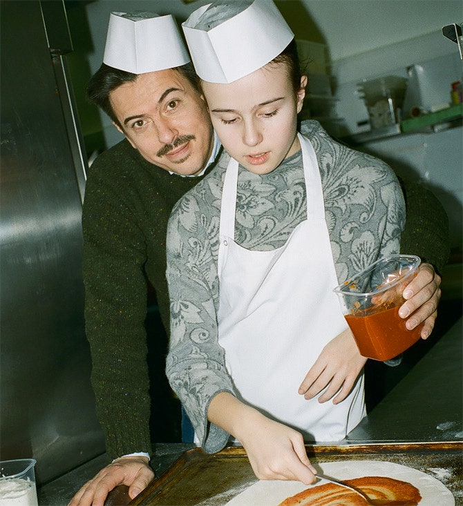 Денис Симачев с дочерью Соней на кухне Denis Simachev