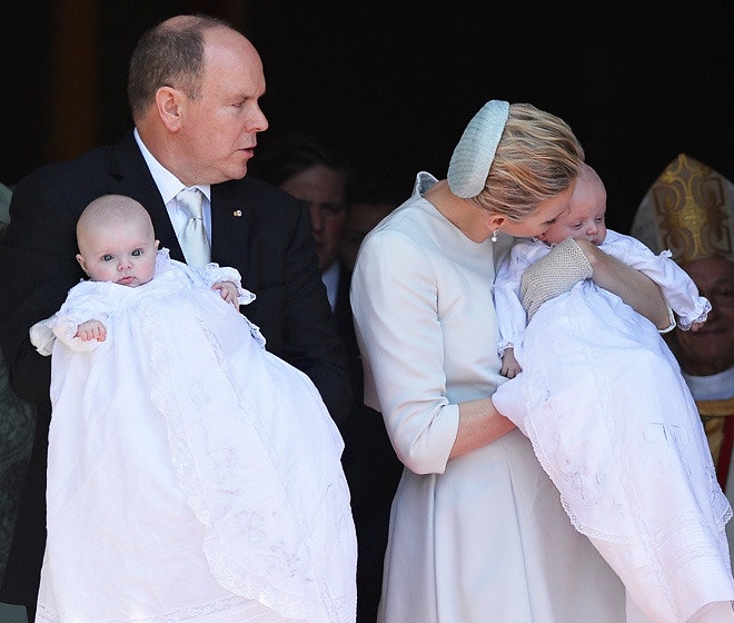Князь Монако принц Альберт и княгиня Шарлен Виттсток фото с церемониии крещения детей | Tatler