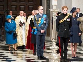 Королева Елизавета II принц Чарльз принц Уильям принц Гарри и герцогиня Кэтрин.