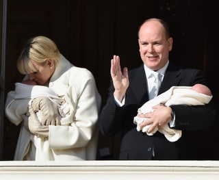 Княжеская семья Монако в полном составе княгиня Шарлен князь Альберт и их новорожденные близнецы Жак Оноре Ренье и...