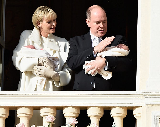 Княгиня Шарлен и князь Альберт с новорожденными близнецами