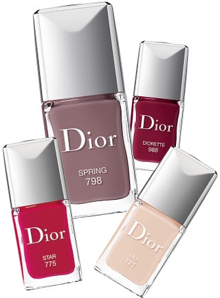 Новые лаки Vernis оттенки которых подбирали к бальзамам Rouge Dior Lip Balm.