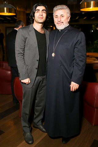 Фатих Акин и архиепископ Езрас.